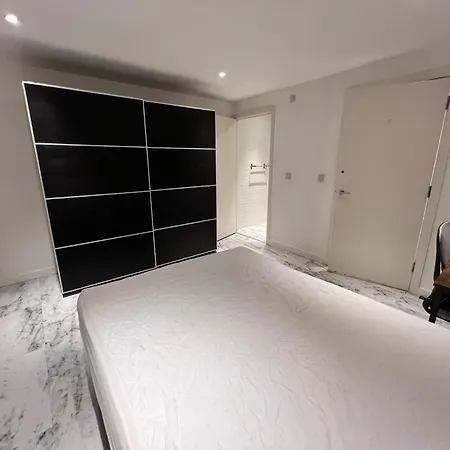 Aparthotel Deluxe Entire With 2x Bedrooms, 2x Bathrooms And A Big Living In The Olympic Park And Westfield At Stratford