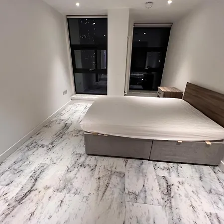 Deluxe Entire With 2x Bedrooms, 2x Bathrooms And A Big Living In The Olympic Park And Westfield At Stratford * London