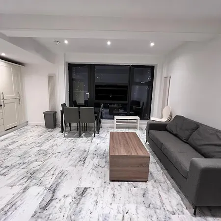 Deluxe Entire With 2x Bedrooms, 2x Bathrooms And A Big Living In The Olympic Park And Westfield At Stratford