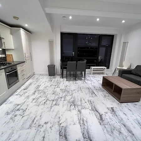 Deluxe Entire With 2x Bedrooms, 2x Bathrooms And A Big Living In The Olympic Park And Westfield At Stratford * London