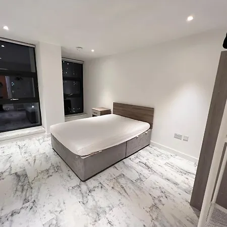 Deluxe Entire With 2x Bedrooms, 2x Bathrooms And A Big Living In The Olympic Park And Westfield At Stratford London