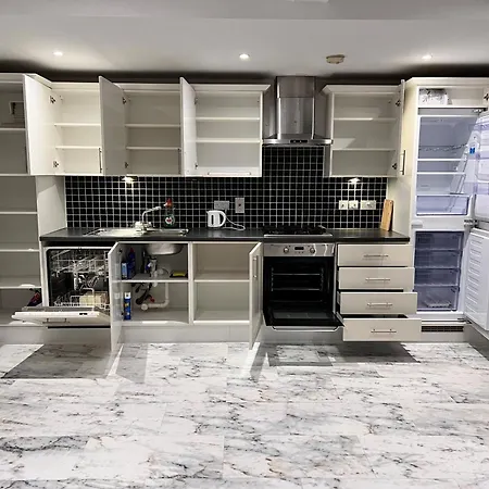 Deluxe Entire With 2x Bedrooms, 2x Bathrooms And A Big Living In The Olympic Park And Westfield At Stratford