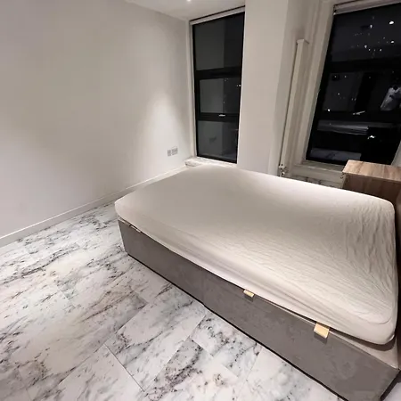Deluxe Entire With 2x Bedrooms, 2x Bathrooms And A Big Living In The Olympic Park And Westfield At Stratford
