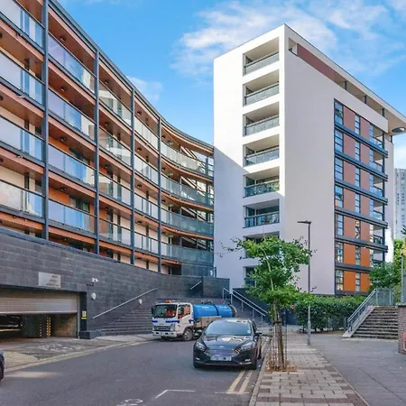 Deluxe Entire With 2x Bedrooms, 2x Bathrooms And A Big Living In The Olympic Park And Westfield At Stratford