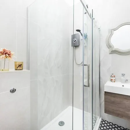 Lovely 1 Bedroom West *