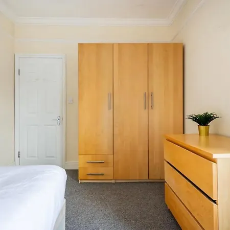 Lovely 3-bed 20 Minutes To
