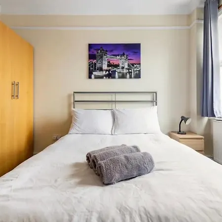 Apartment Lovely 3-bed 20 Minutes To London