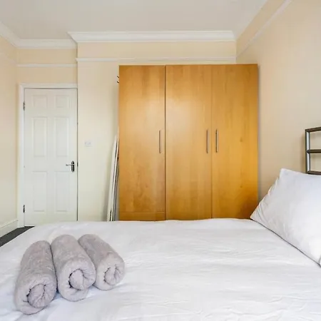 Lovely 3-bed 20 Minutes To