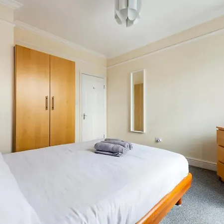 Lovely 3-bed 20 Minutes To Apartmán
