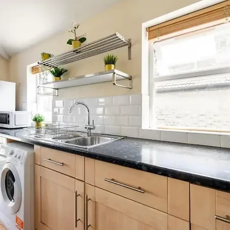 Lovely 3-bed 20 Minutes To *