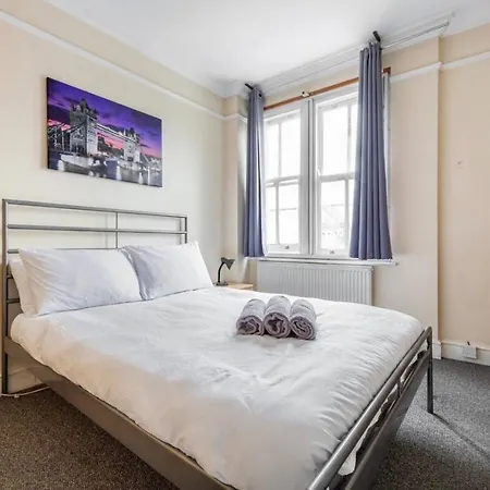 Lovely 3-bed 20 Minutes To *