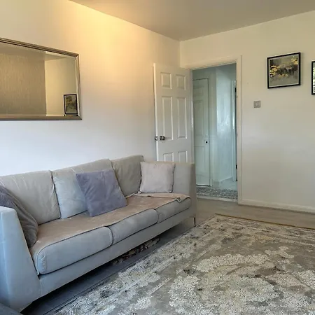 One Bedroom Flat In Chiswick W4 *