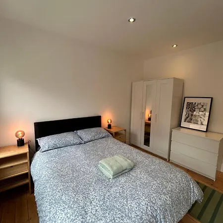 Spacious Battersea And *