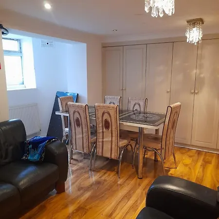 Rayan's Stratford Homestay *