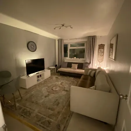 One Bedroom Flat In Chiswick W4 Apartment *