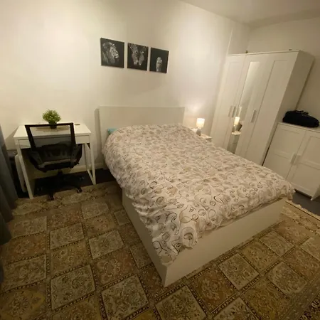 One Bedroom Flat In Chiswick W4 *
