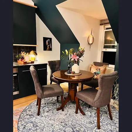 The Maple Retreat - Hampstead Apartment