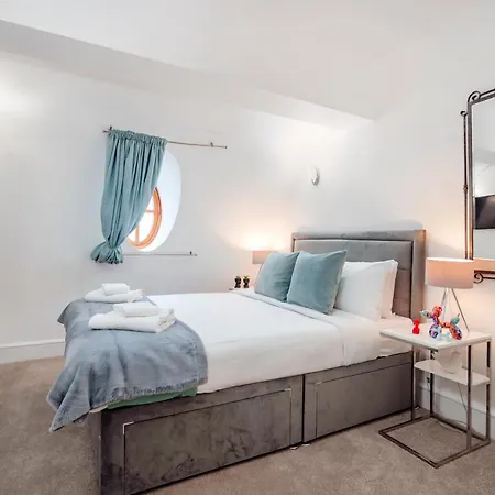 Welcome - Trafalgar Square Apartment