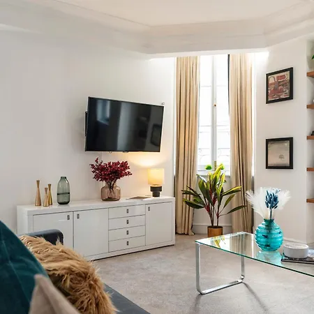Welcome - Trafalgar Square Apartment