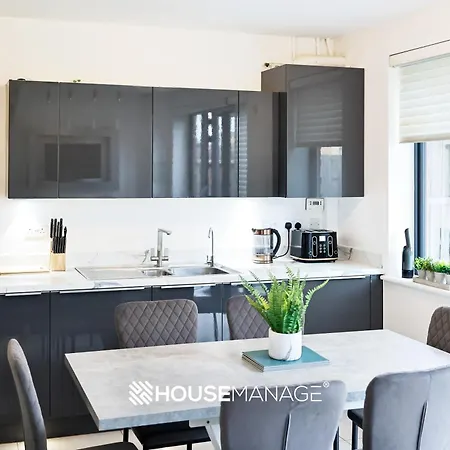Modern Beautiful 5 Bed -sleeps 13 - Free Parking *