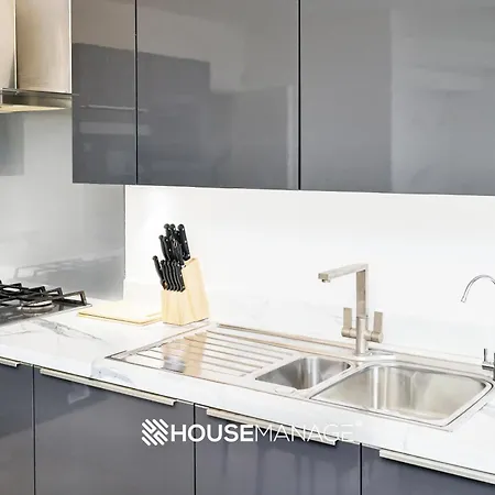 Modern Beautiful 5 Bed -sleeps 13 - Free Parking 度假居 寇斯顿