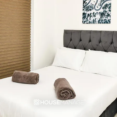 度假居 Modern Beautiful 5 Bed -sleeps 13 - Free Parking