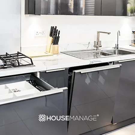 度假居 Modern Beautiful 5 Bed -sleeps 13 - Free Parking *