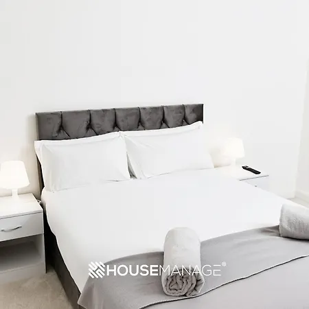 度假居 Modern Beautiful 5 Bed -sleeps 13 - Free Parking *