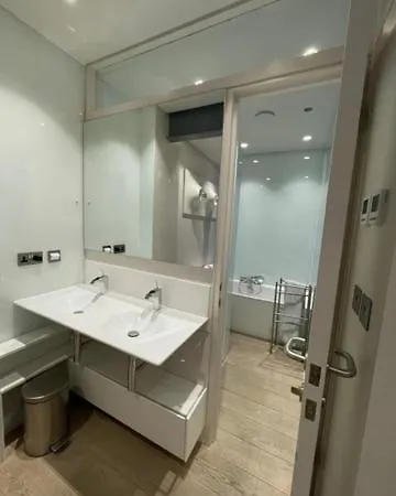 Modern Self-contained Ground And Basement Londra