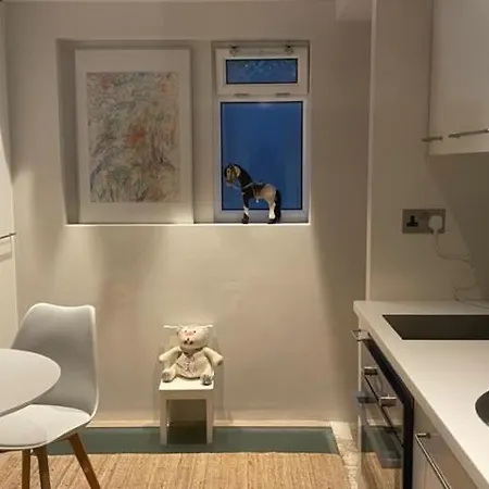 Modern Self-contained Ground And Basement Londra