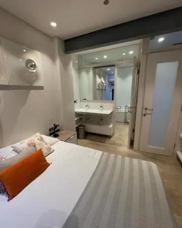 Modern Self-contained Ground And Basement Appartamento