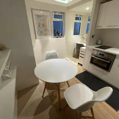 Modern Self-contained Ground And Basement Appartamento Londra
