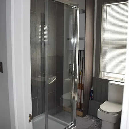Dom wakacyjny Chandos - 4 Bedroom House - 20 Mins To Centre Londyn