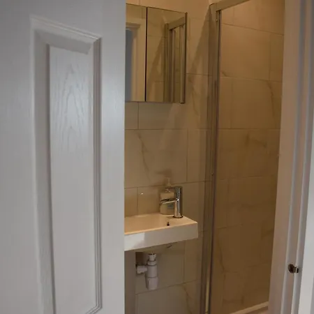 Chandos - 4 Bedroom House - 20 Mins To Centre Semesterbostad