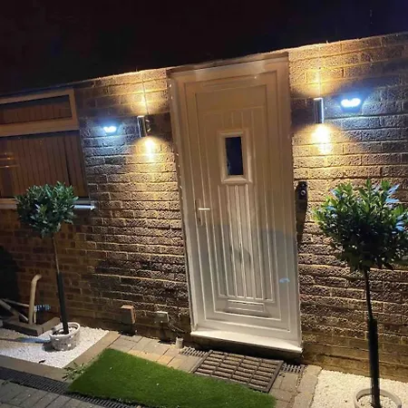Spacious With Parking & Garden Holiday home Chessington