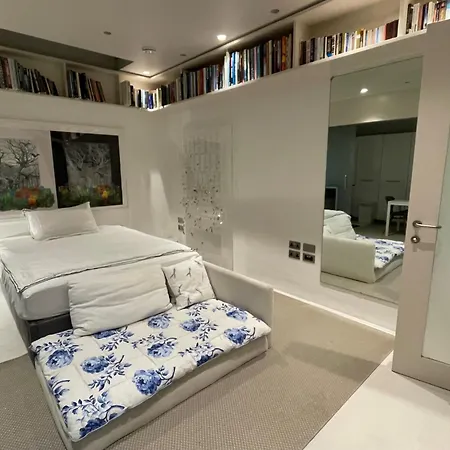 Modern Self-contained Ground And Basement Appartamento *