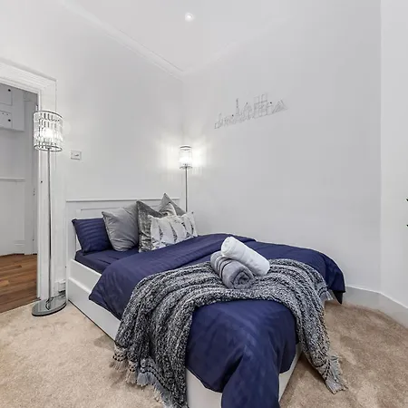 Apartment 3 Bedroom Sloane Square Kings Road Chelsea Bm1 London