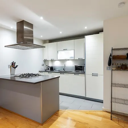 2-bed 2-bath In Old Street Appartement