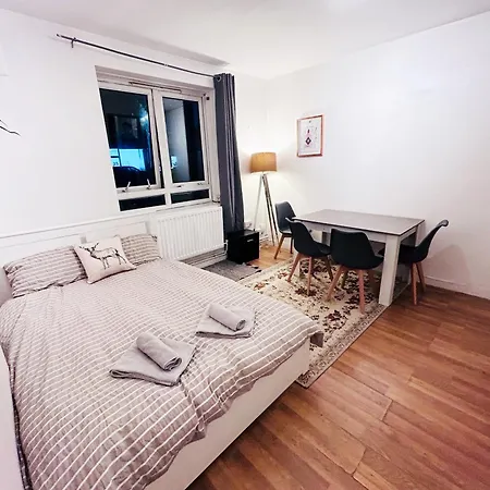 Apartament Spacious Flat With 2 To 3 Bedrooms In