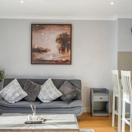 Brentford's Oasis With Gated Parking * Brentford