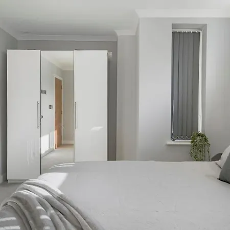 Brentford's Oasis With Gated Parking Apartment *