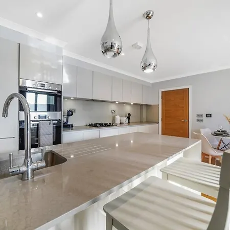 Apartment Brentford's Oasis With Gated Parking *