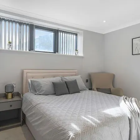 Brentford's Oasis With Gated Parking * Brentford