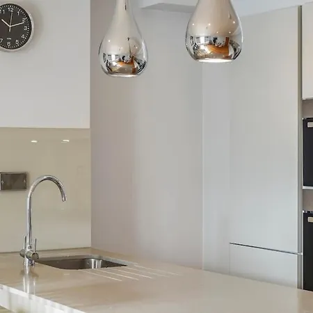 Apartment Brentford's Oasis With Gated Parking Brentford