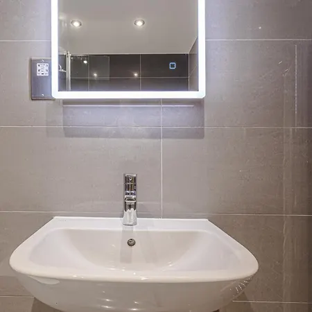 Spacious 3-bed In The Heart Of Modern Comfort & Convenience Apartment Bromley