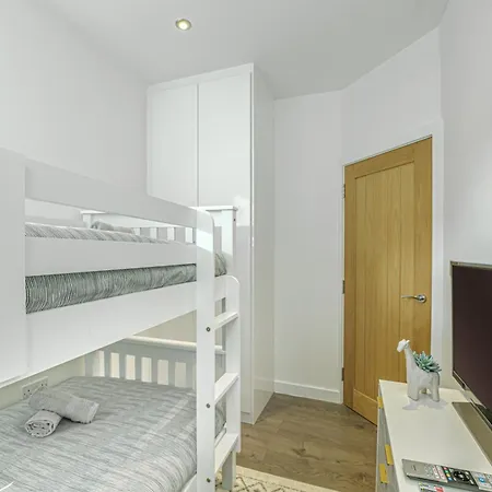 Spacious 3-bed In The Heart Of Modern Comfort & Convenience *