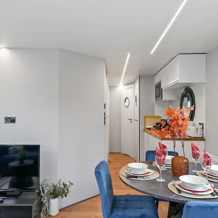 Unique Water In - Sleeps 6 Botel *