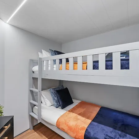 Botel Unique Water In - Sleeps 6 *