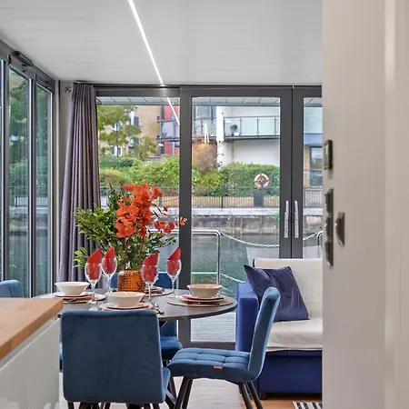 Unique Water In - Sleeps 6 London