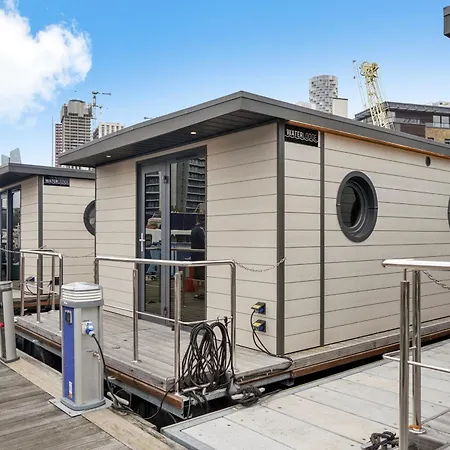 Unique Water In - Sleeps 6 Botel London